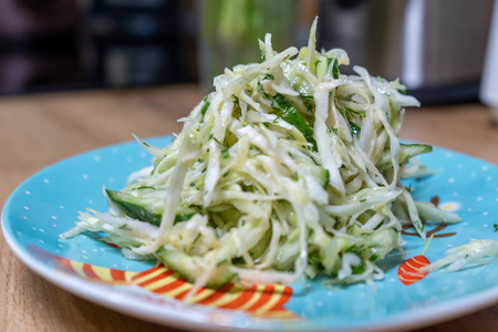 Фото к рецепту: Салат из капусты и огурцов с добавлением икры минтая