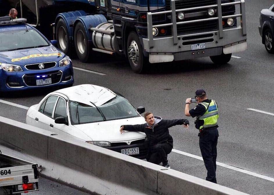 Я бы спросил, что здесь происходит, но боюсь узнать правду Я бы спросил, что здесь происходит, но боюсь узнать правду