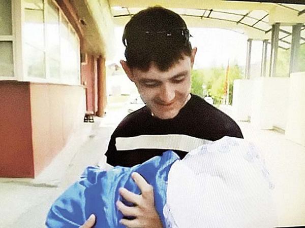 Муж бросил семью, увидев лицо новорожденной дочери. Она удивила всех, когда выросла Муж бросил семью, увидев лицо новорожденной дочери. Она удивила всех, когда выросла