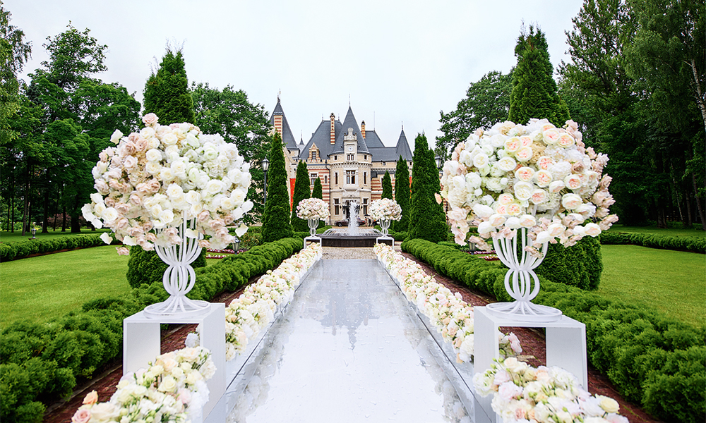 Организатором свадьбы выступили Анна Городжая и свадебное агентство SvadBerry. Торжественная церемония прошла в резиденции президента России - замке Майендорф в подмосковной Барвихе. По этому случаю на территории усадьбы были установлены декоративная цветочная арка и аллея из роз