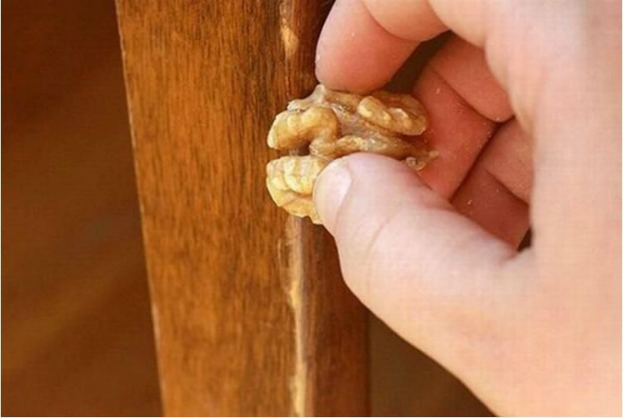 Потрите поцарапанную деревянную поверхность мякотью грецкого ореха, это поможет скрыть изъяны.