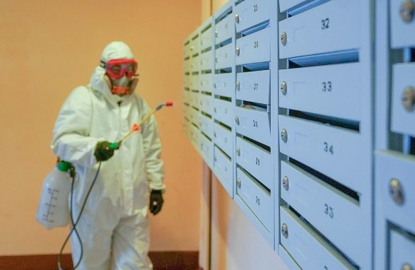 Должны ли коммунальщики в Беговом районе носить маски и перчатки?