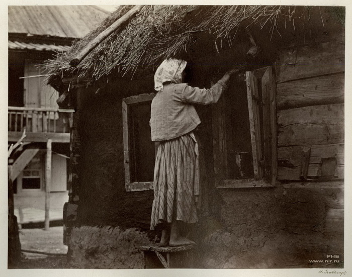 Казачка чинит окно. Цимлянская станица. 1875-1876 год. 