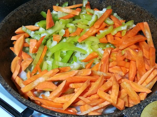 Очень вкусный наваристый и густой суп с овощами, картофелем и рисом по-узбекски Очень вкусный наваристый и густой суп с овощами, картофелем и рисом по-узбекски