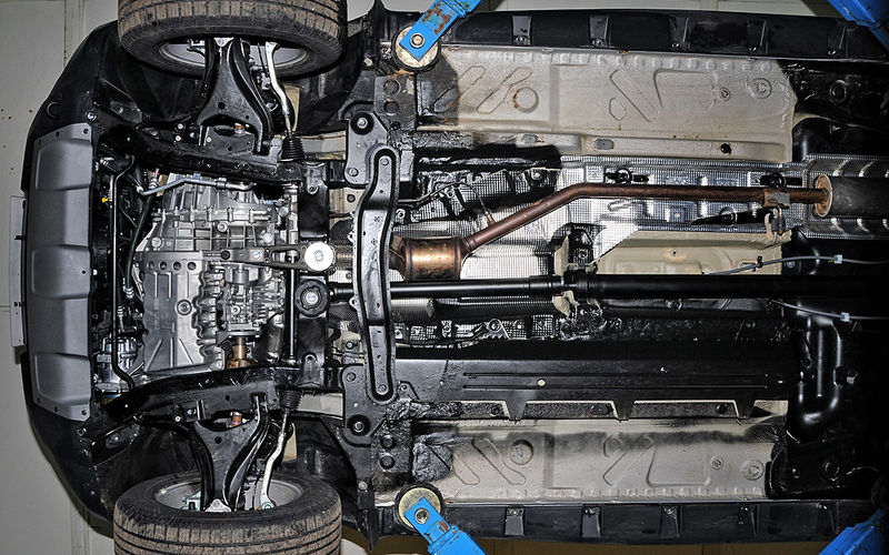 Каталитический нейтрализатор под днищем кроссовера Renault Duster Каталитический нейтрализатор