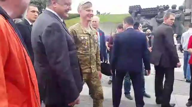Порошенко в очередной раз пообещал боевикам «АТО» создать в Киеве мемориал в их честь