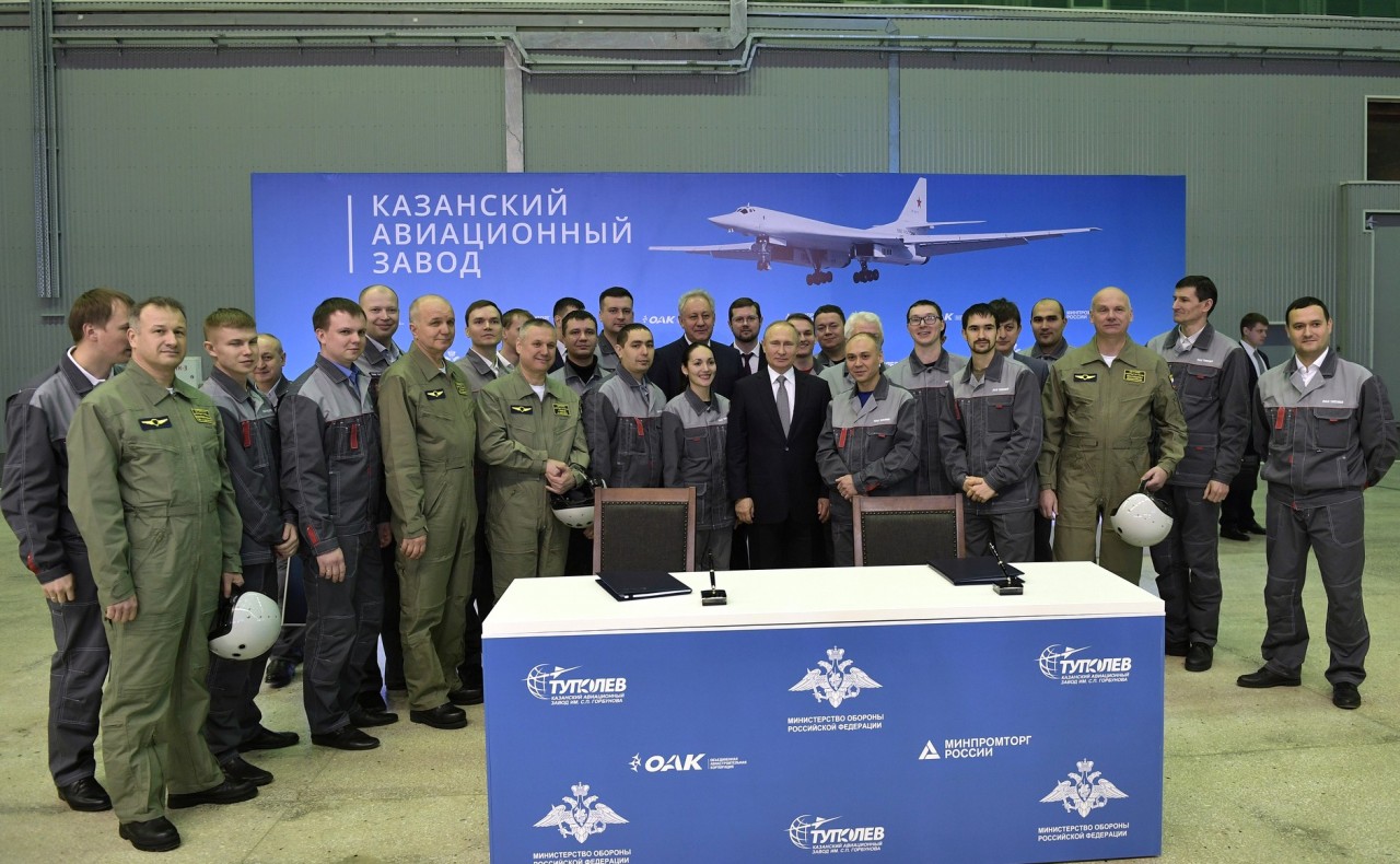 С работниками Казанского авиационного завода имени С.П.Горбунова.