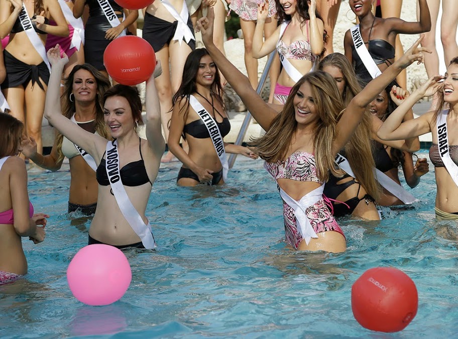 Шоу купальников претенденток на звание «Мисс Вселенная 2015»
