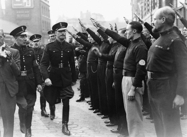 В 1930-е годы появились черные и коричневые рубашки.jpg В 1930-е годы появились черные и коричневые рубашки.jpg