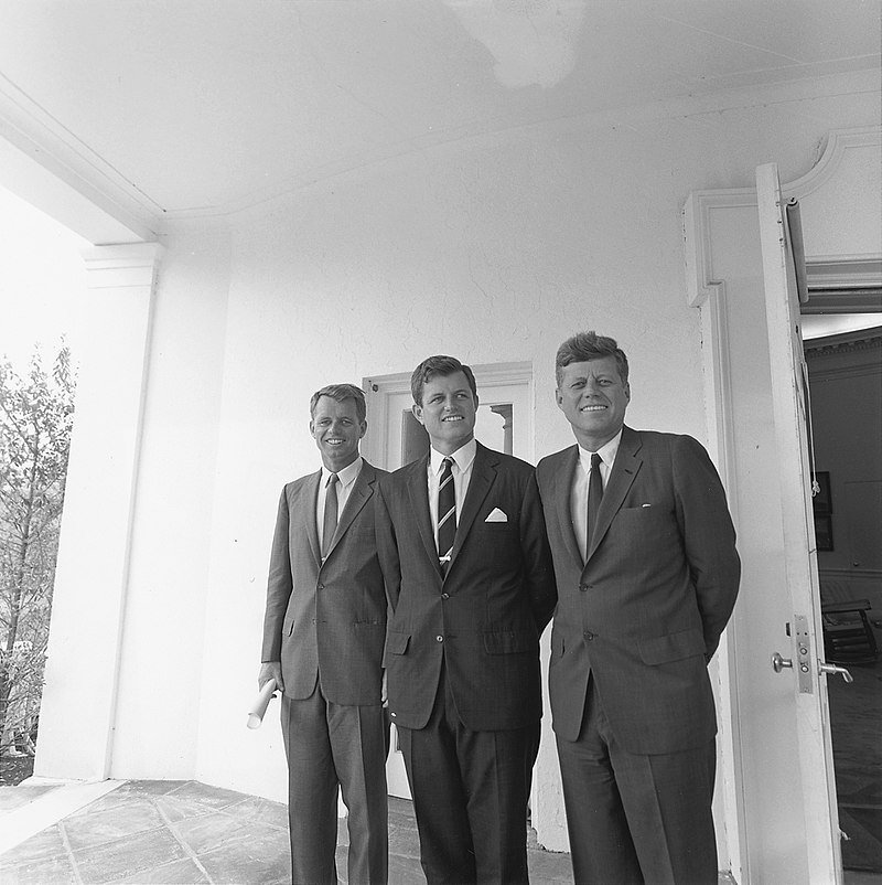 https://360tv.ru/media/uploads/article_images/2019/10/49206_800px-ARC194238-JFK-Robert-Edward.jpg