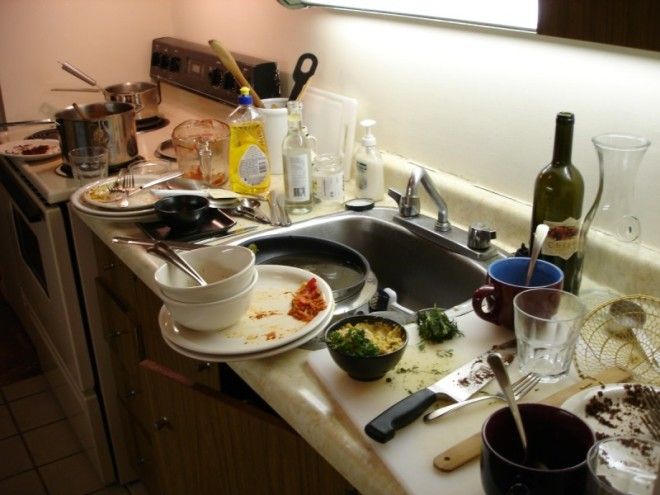 Почему в гостях нельзя мыть посуду?
