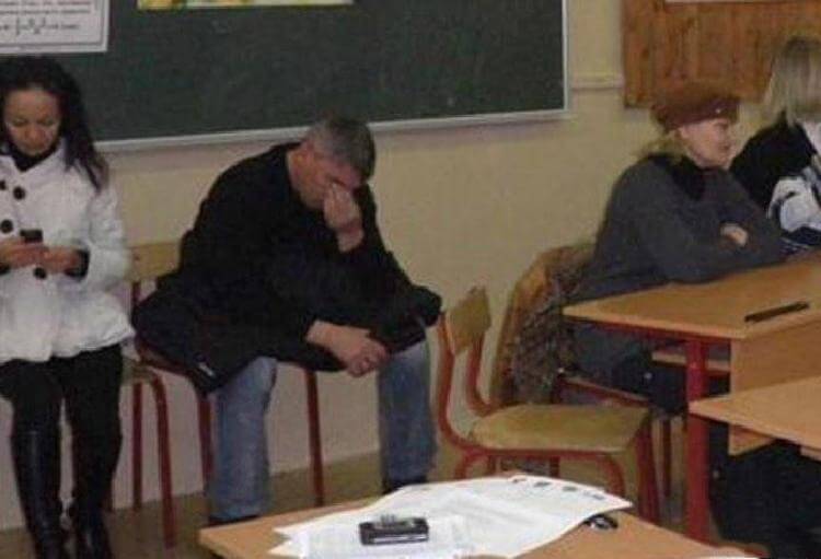 Один адекватный отец всего одной фразой поставил на место всю шайку вредных мамаш... Один адекватный отец всего одной фразой поставил на место всю шайку вредных мамаш...