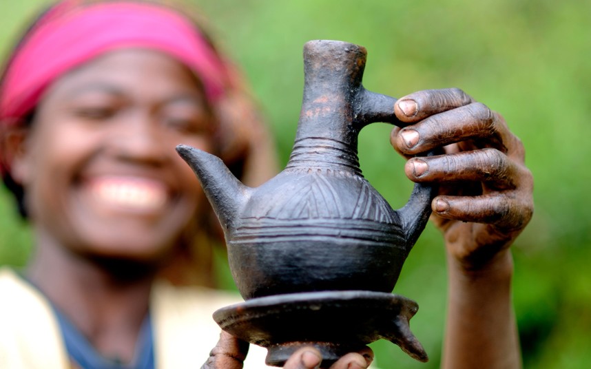6. Эфиопия является родиной кофе и даже сейчас там актуальна поговорка «Buna dabo naw», что означает «Кофе наш хлеб». Кофейная церемония играет важную роль в жизни эфиопов. Женщины часто тратят два-три часа на приготовление кофе, начиная с обжарки, заканчивая церемонией подачи в специальном кувшине джебена.