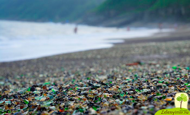 Стеклянный пляж в парке МакКерричер в Калифорнии — мусор создает красоту