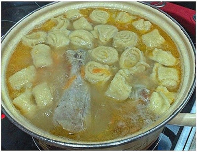 Куриный суп с чесночными галушками-рулетиками