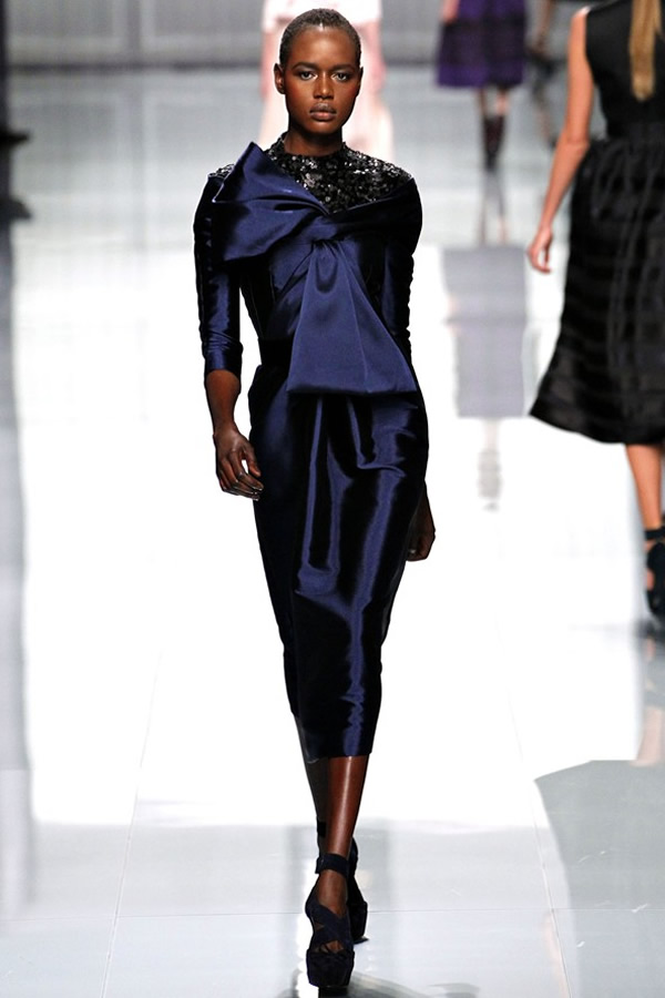 На фото модель демонстрируют коллекцию осень-зима 2012-2013гг. от Christian Dior Christian Dior не хватает Гальяно. Коллекция осень-зима 2012-2013