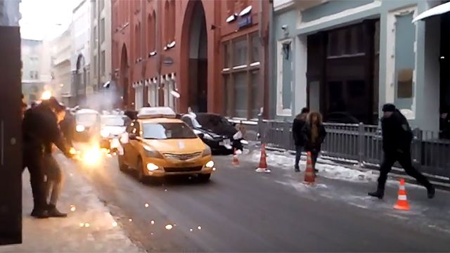 Видео: нацболы зажгли файеры у здания ЦИК в Москве