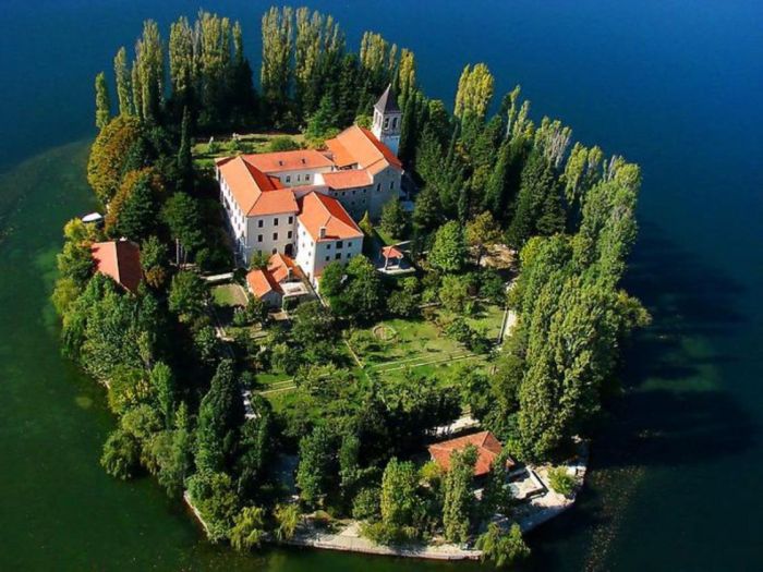 На острове Висовац расположен действующий францисканский монастырь XVII века (Хорватия). adriaticnews.info.