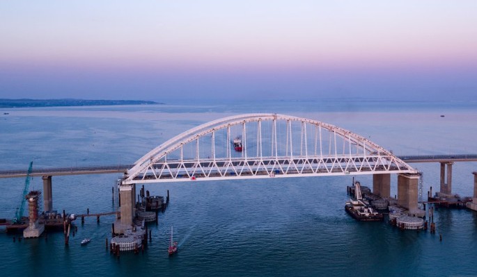 Украинские корабли рвутся к Крымскому мосту Украинские корабли рвутся к Крымскому мосту