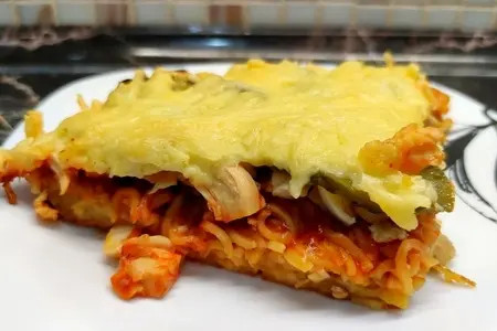 Готовим вкусную пиццу из лапши быстрого приготовления
