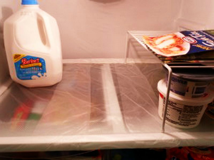 Обернув полки холодильника пищевой пленкой, можно надолго забыть про его мытье.
