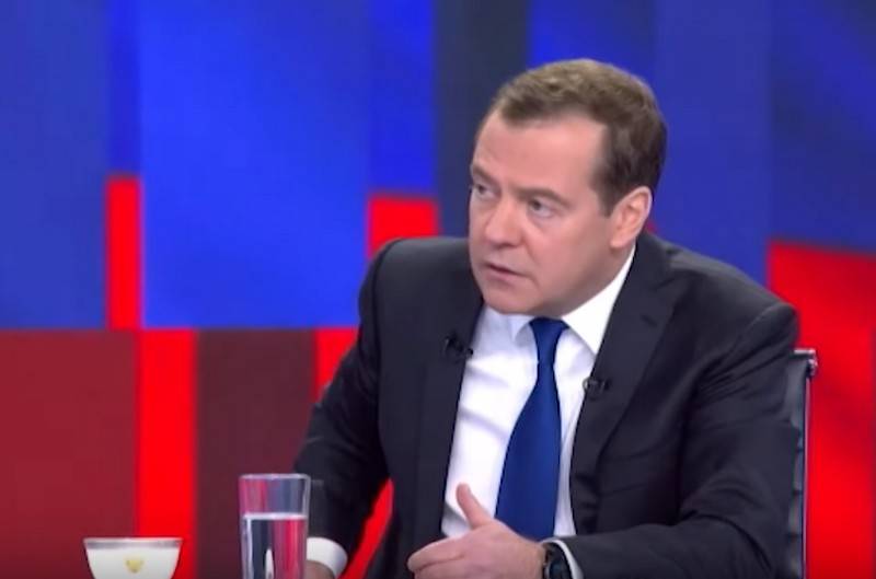 Медведев назвал причины отставки своего правительства