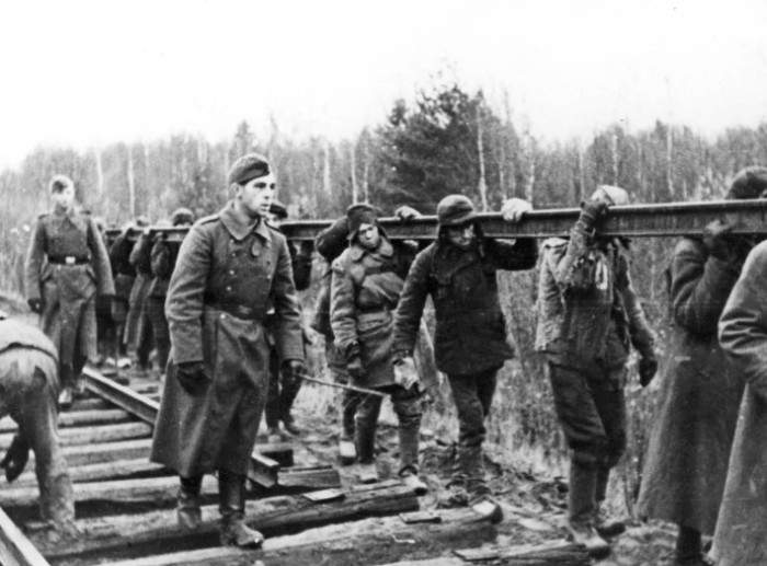 В основном пленные были приобщены к строительству, восстановлению заводов и дорог. Как жилось пленным немцам в советских лагерях после Победы СССР в войне