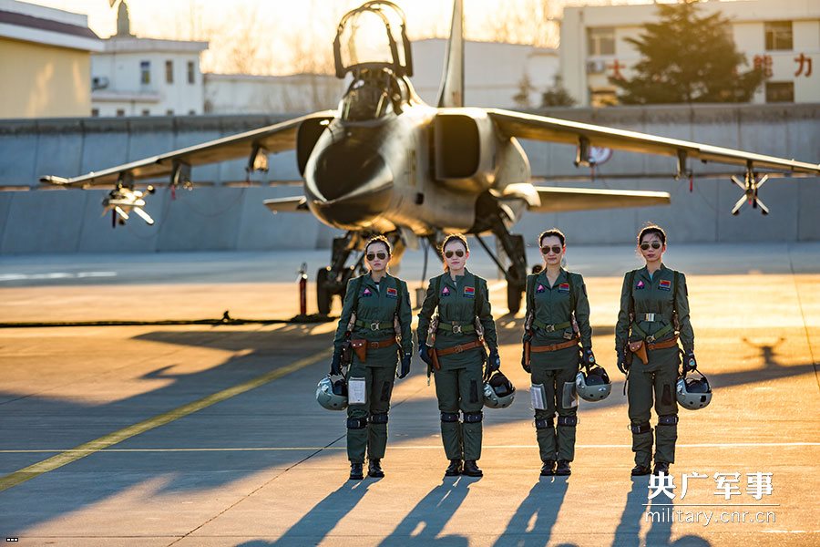 В России начнут готовить военных летчиц В России начнут готовить военных летчиц