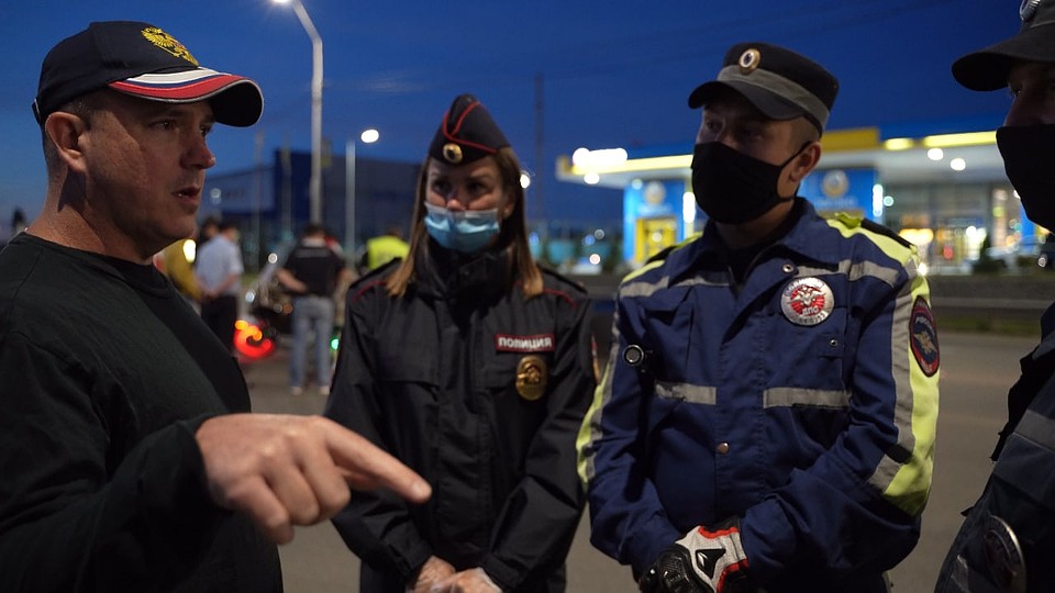 «У вас — взятки, у нас — трупы»: полицейский из США сбежал в Россию, он сравнил копов двух стран