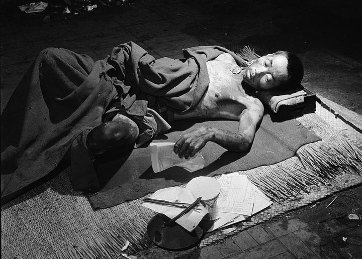 Хиросима — 64 года спустя 23. Жертва бомбардировки в Хиросиме лежит во временном госпитале, расположенном в одном из уцелевших зданий банка в сентябре 1945 года. (U.S. Department of Navy)