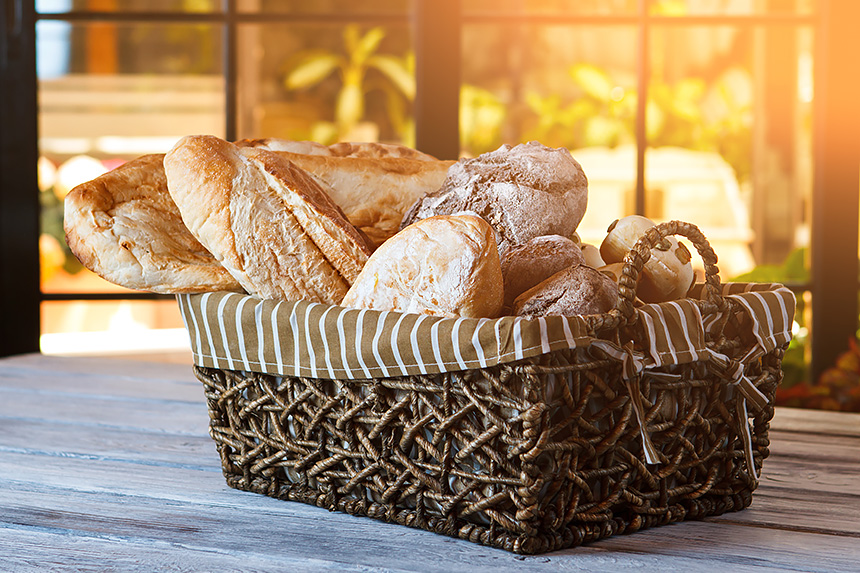 Ресторанный этикет: как правильно есть хлеб