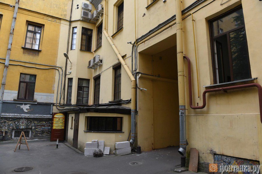 Шнуров соорудил гараж в арке исторического дома