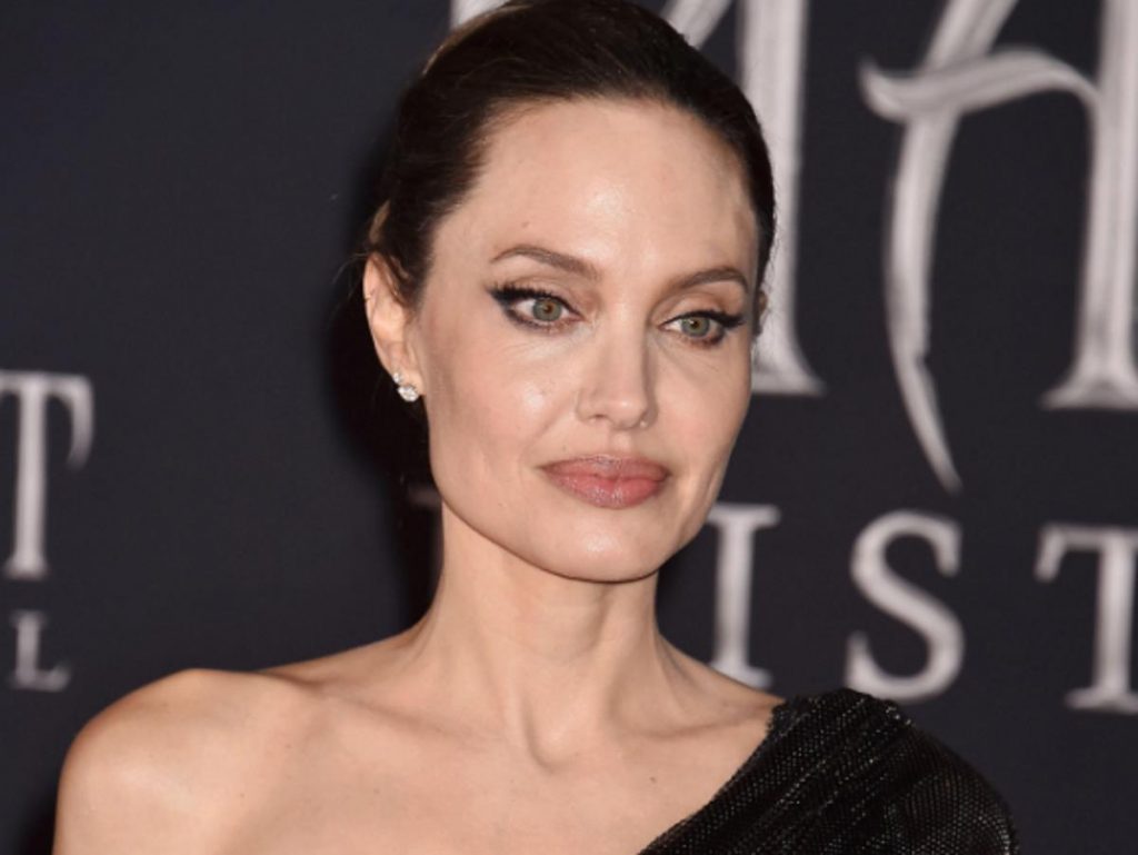 Анджелина Джоли считает, что Брэд Питт разрушил ее жизнь
