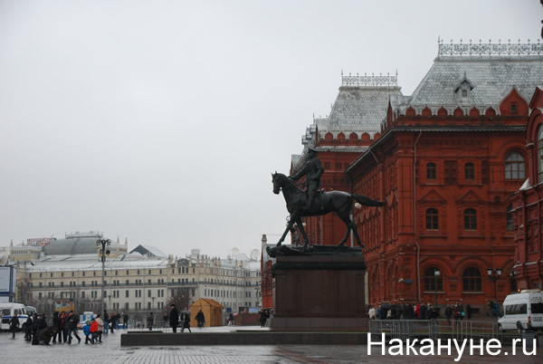 В Москве с Манежной площади убрали памятник Жукову
