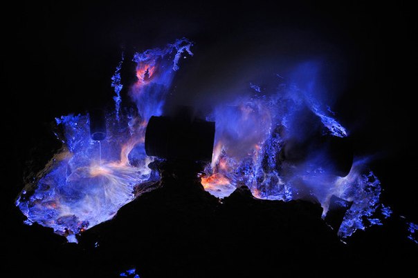 Kawah Ijen — вулкан с голубой лавой Kawah Ijen — вулкан с голубой лавой