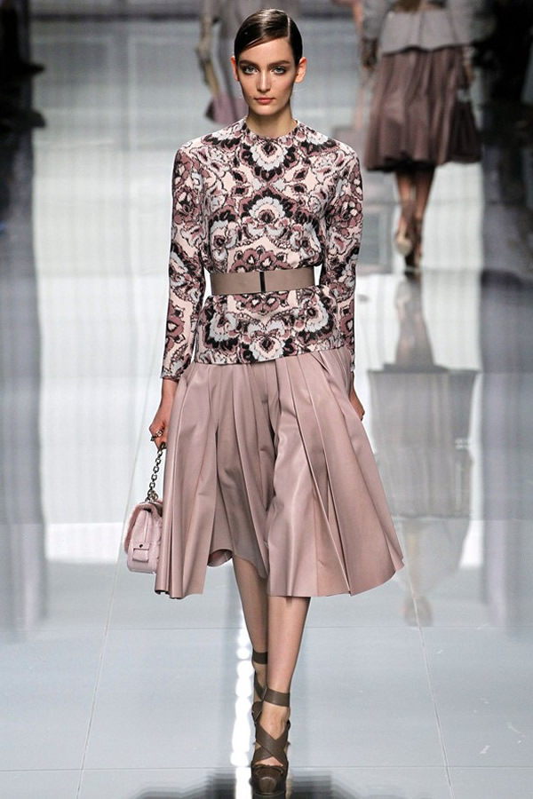 На фото модель демонстрируют коллекцию осень-зима 2012-2013гг. от Christian Dior Christian Dior не хватает Гальяно. Коллекция осень-зима 2012-2013