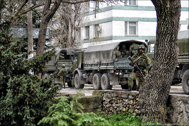 Жители Балаклавы выступили живым щитом между российскими и украинскими военными ...