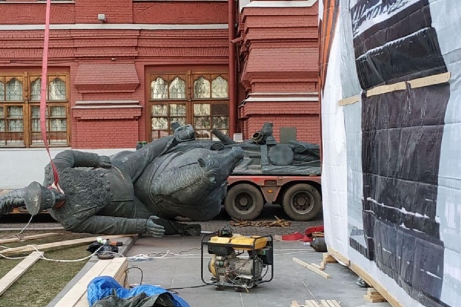 В Москве с Манежной площади убрали памятник Жукову