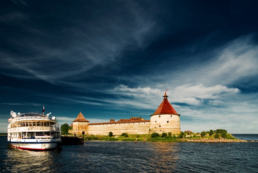 Фото достопримечательностей Санкт-Петербурга: В летний сезон к крепости регулярно ездят катера и теплоходы с туристами