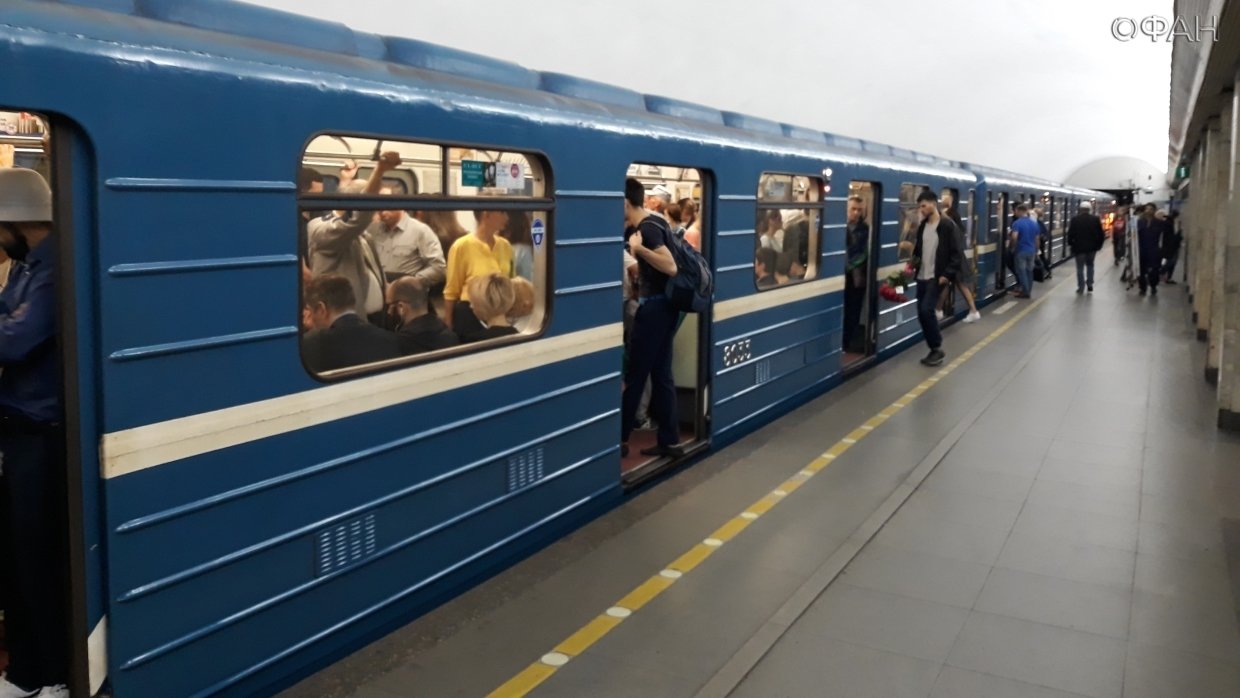 Туриста с двойным гражданством оставили без денег и документов в метро Петербурга