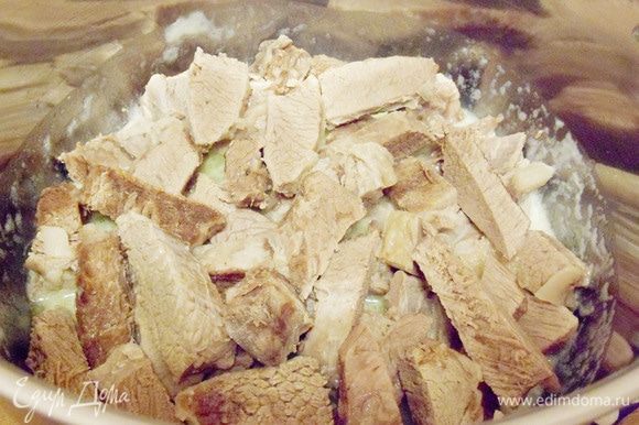 В казане растопить топленое масло. Выложить нарезанное отварное мясо. В казане растопить топленое масло. Выложить нарезанное отварное мясо.