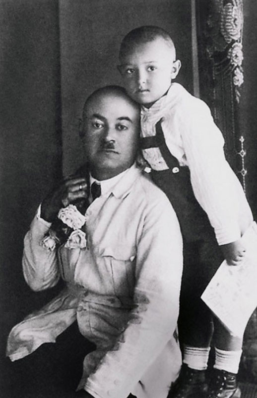 1070 Володя Этуш с папой Абрамом Савельичем. Середина 1920-х.jpg 1070 Володя Этуш с папой Абрамом Савельичем. Середина 1920-х.jpg