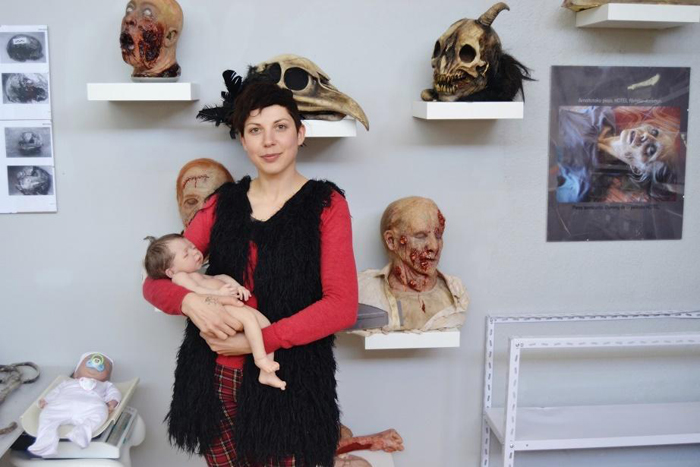 Кристина Иглесиас держит одну из кукол своей компании. Кристина Иглесиас держит одну из кукол своей компании.