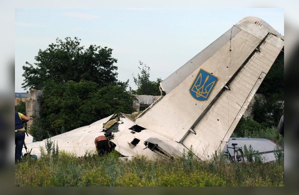 Остатки военно-транспортного самолета Ан-26 ВВСК Украины сбитого 17 июля 2014 года.