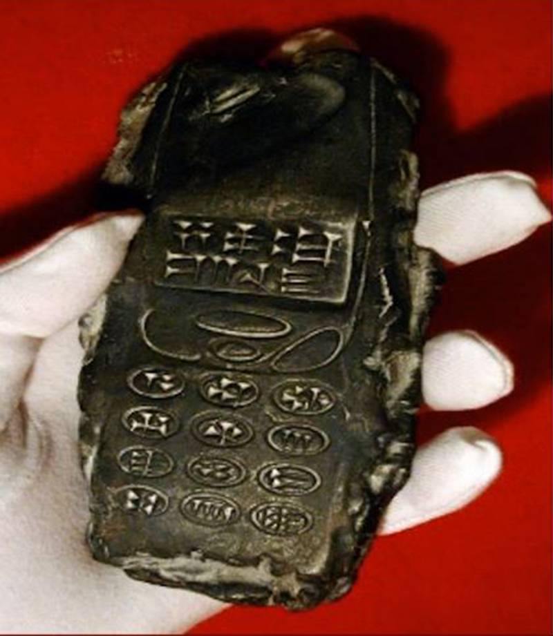 Сотовый телефон, которому 800 лет