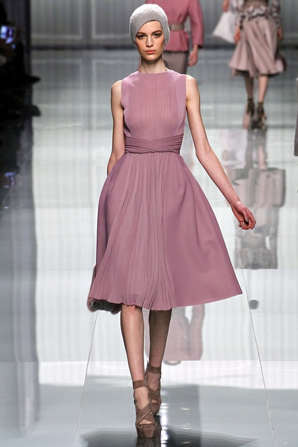 На фото модель демонстрируют коллекцию осень-зима 2012-2013гг. от Christian Dior Christian Dior не хватает Гальяно. Коллекция осень-зима 2012-2013