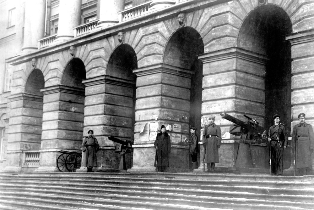Главный вход Смольного. Конец 1917 г. Главный вход Смольного. Конец 1917 г.