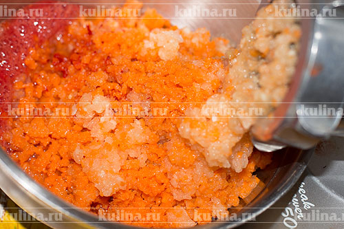 Манжо Пропустить все через мясорубку. Выложить массу в кастрюлю с баклажанами.