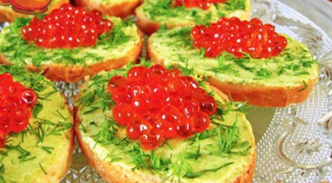 Изысканные мини-бутерброды с красной икрой и авокадо Изысканные мини-бутерброды с красной икрой и авокадо