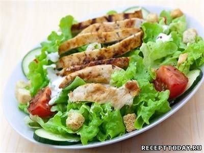 Салат с сухариками и курицей.